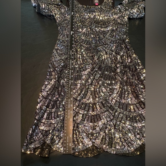 Vince Camuto Black,Gold & Silver Cold Shoulder Sheath Dress. Women’s size 6 - Picture 12 of 13